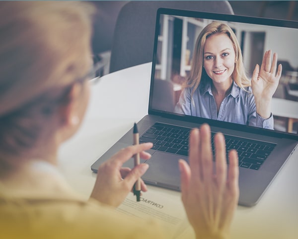 Женщина консультируется в врачом по видеосвязи